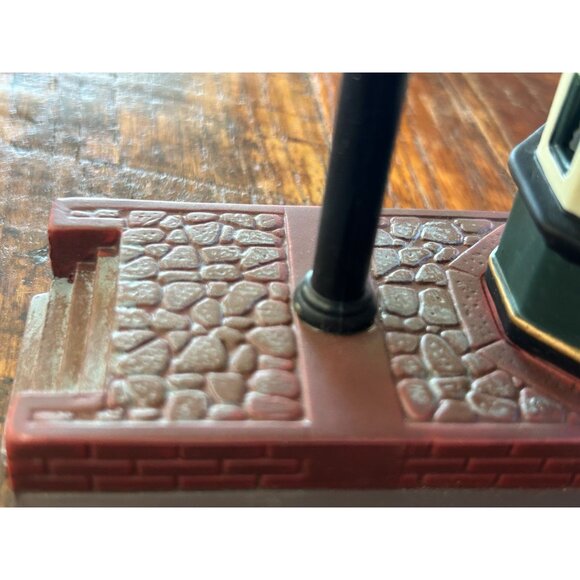 Heritage Village Collection Victoria Station Train Platform No.2 5575-1 Handpain - Picture 9 of 14